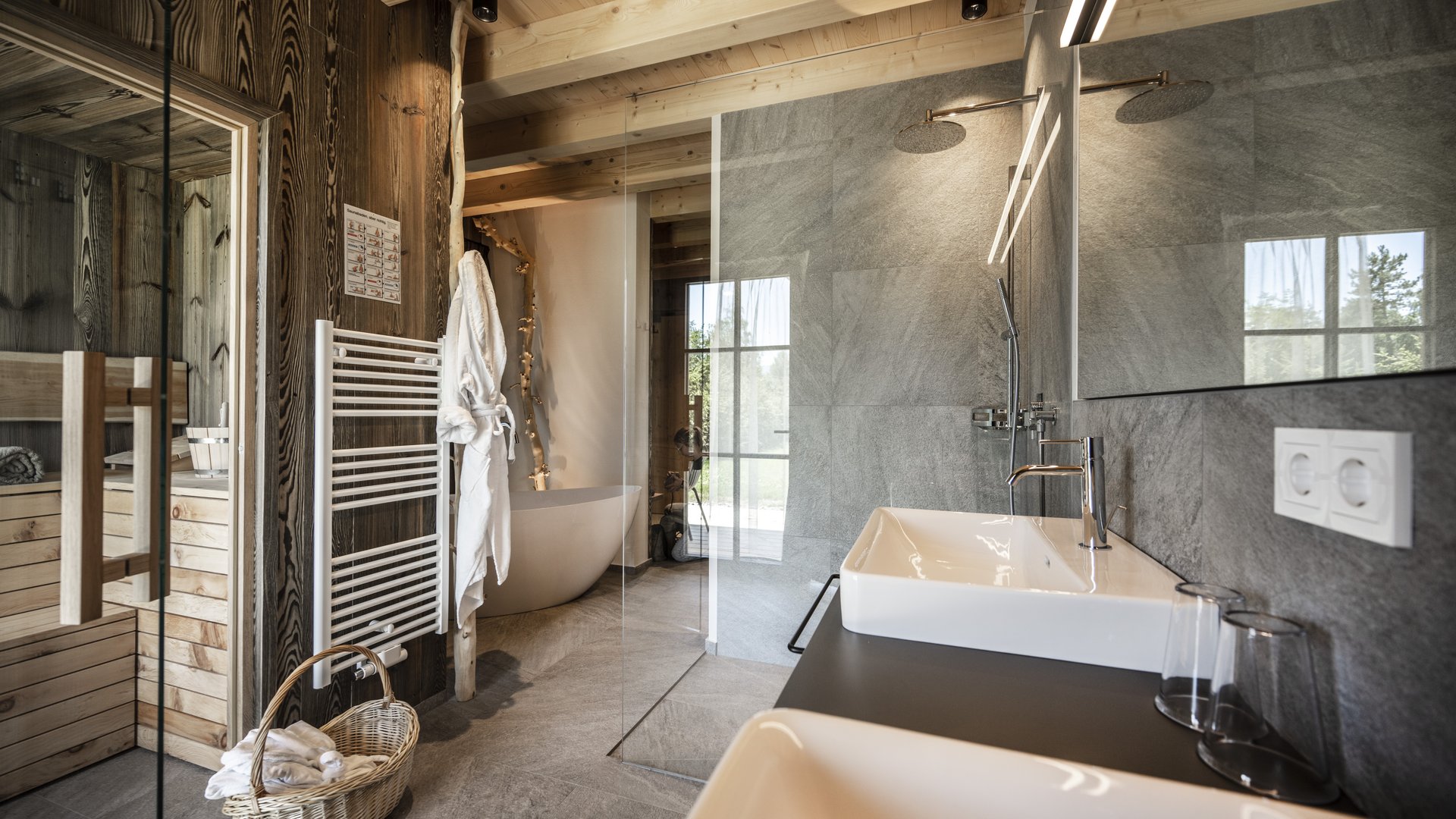 Urlaub in Natz-Schabs? Kessler’s Mountain Lodge! Modernes Badezimmer mit Dusche, Badewanne und Holzdecke
