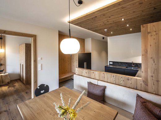 Urlaub in Natz-Schabs? Kessler’s Mountain Lodge! Moderne Wohnung mit Holzdecke, Esstisch und angrenzender Küche