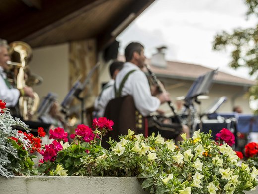 Summer Night Event in Natz Flowers in foreground, traditional musicians playing in the background