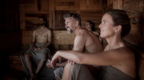 Urlaub in Natz-Schabs? Kessler’s Mountain Lodge! Vier Personen entspannen in einem Holzsauna-Raum
