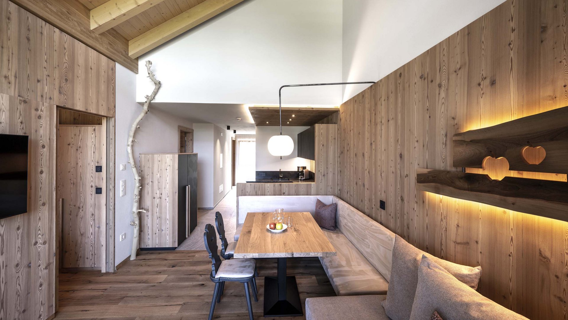 Urlaub in Natz-Schabs? Kessler’s Mountain Lodge! Modernes Esszimmer mit Holzmöbeln und integrierter Küchenecke